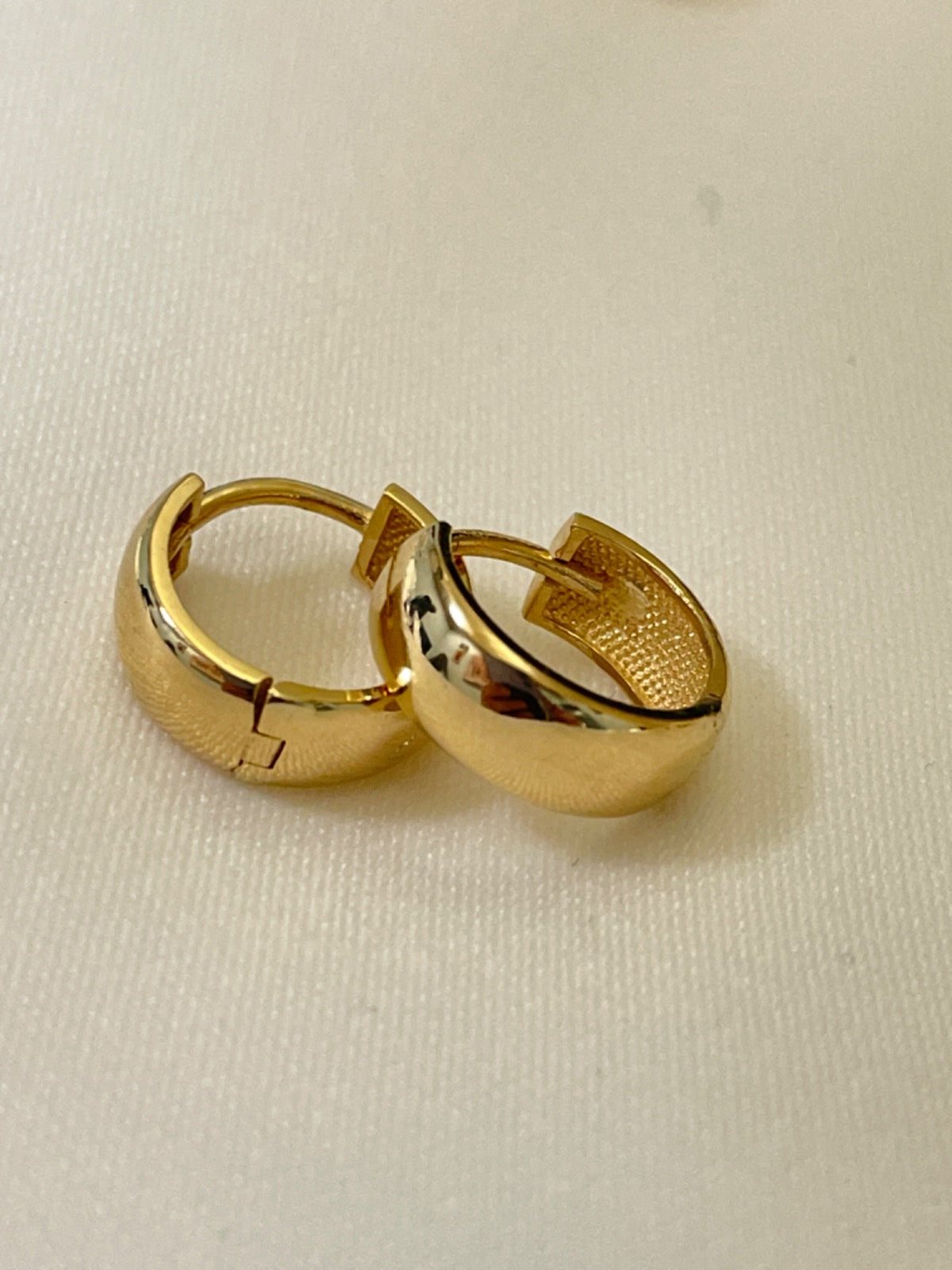 18K Yellow Gold Hoop Earring