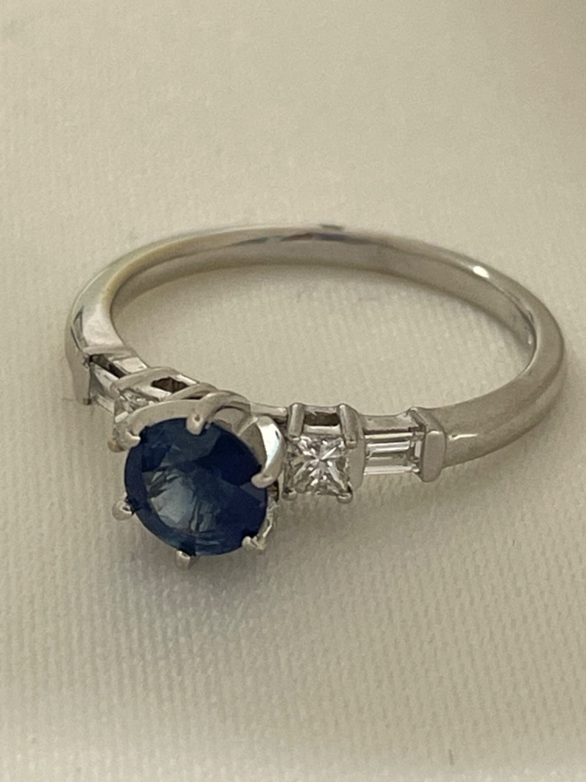 18K White Gold Ring with Sapphire and Diamond