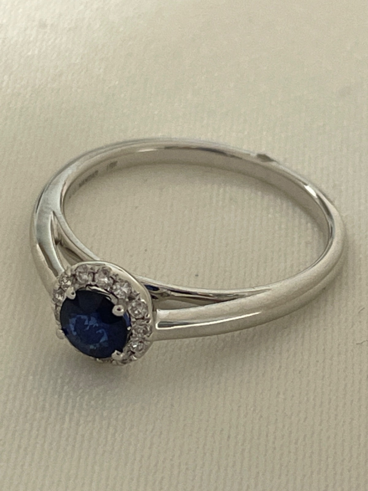 18K White Gold Blue Ring with Sapphire and Diamond