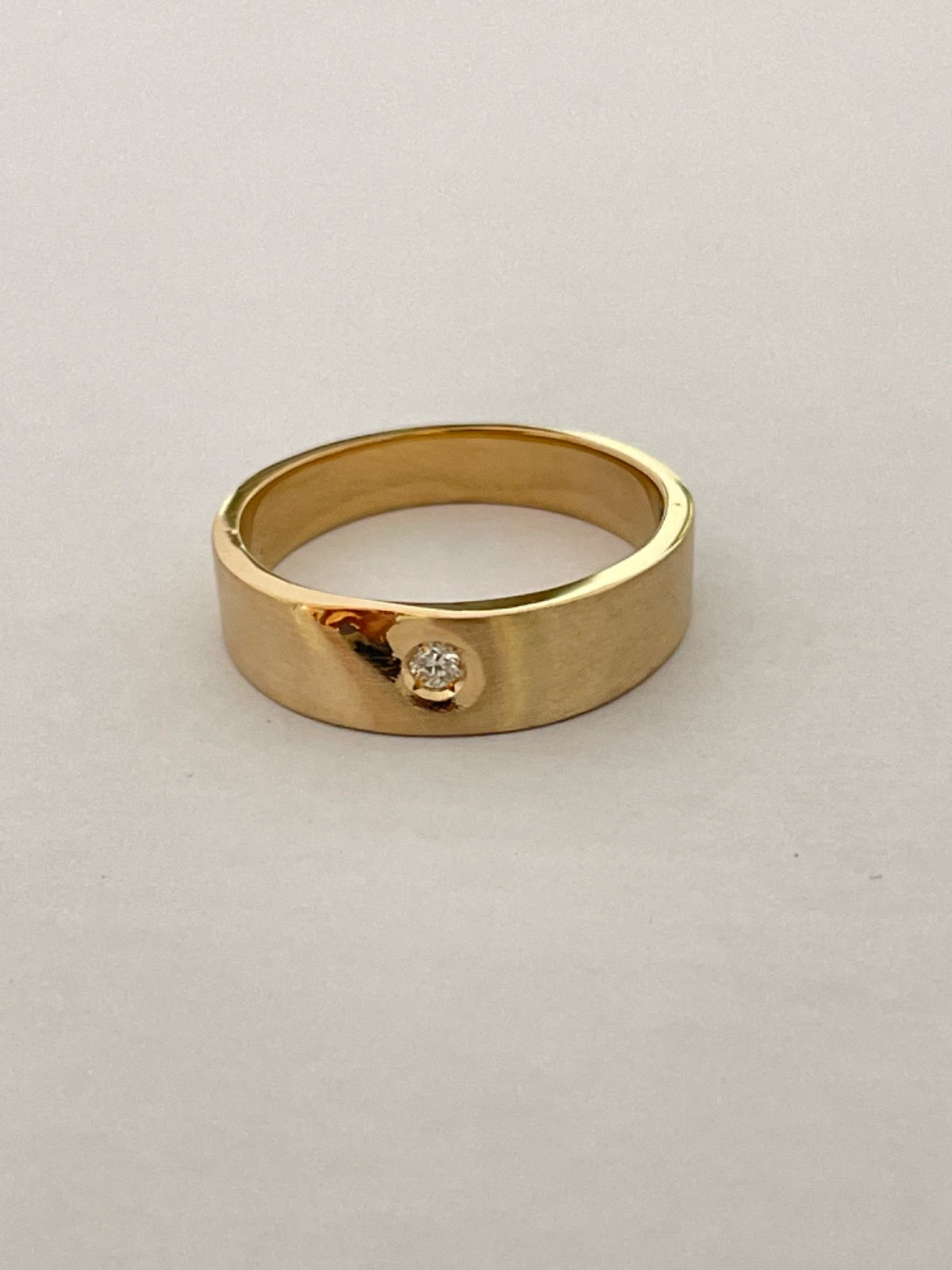 18K Yellow Gold Wedding Band with Diamond