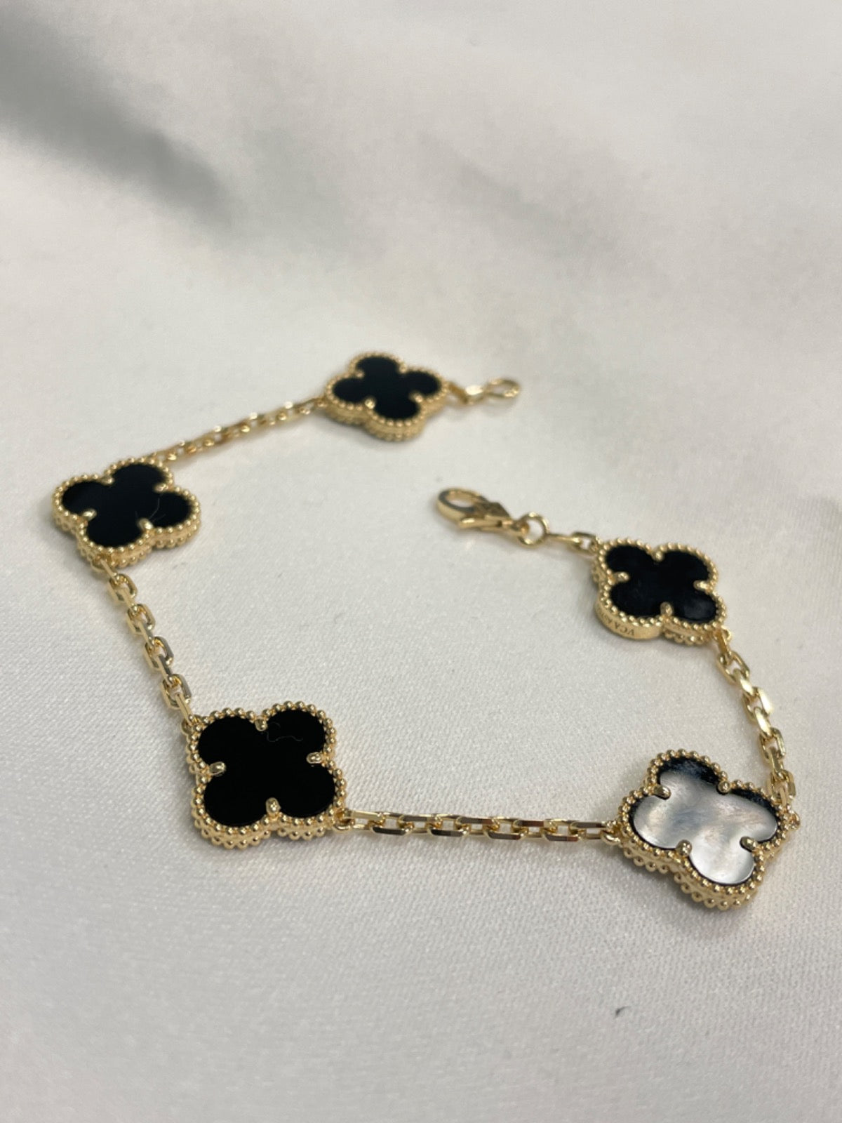 18K Yellow Gold Clover Bracelet with Onyx