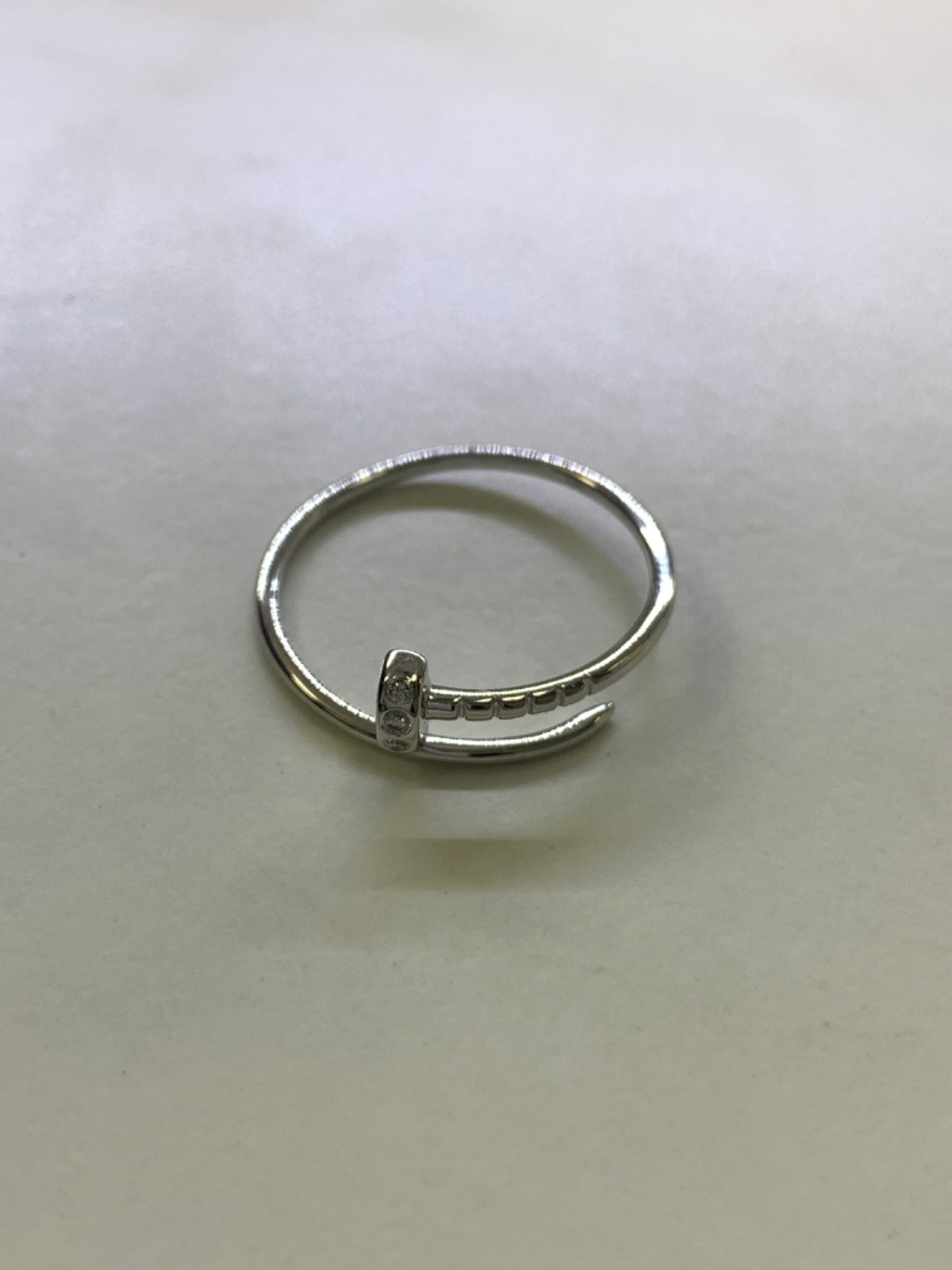 Anel de ouro branco de 14k com diamante