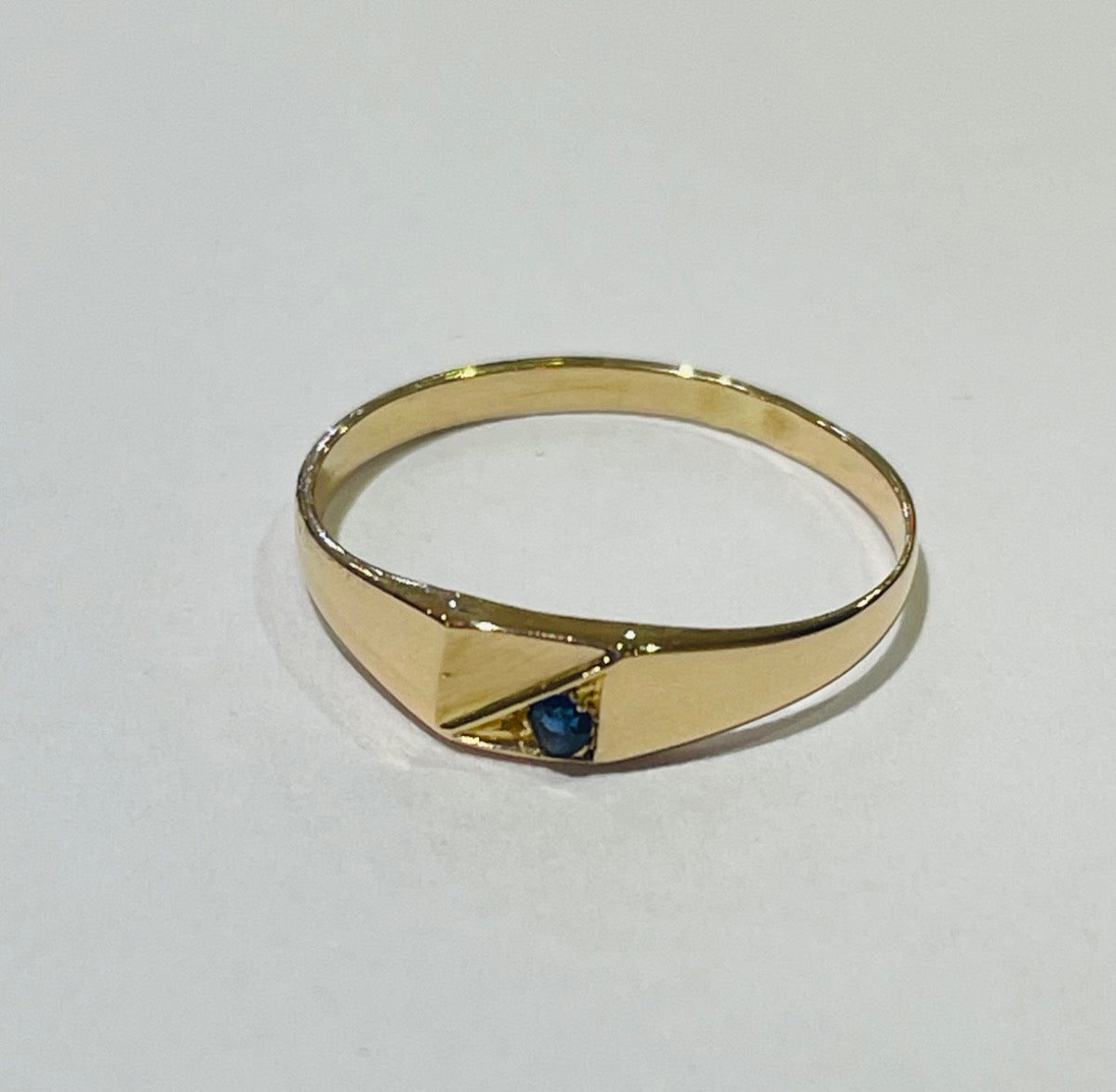 19K Yellow Gold Ring with Sapphire