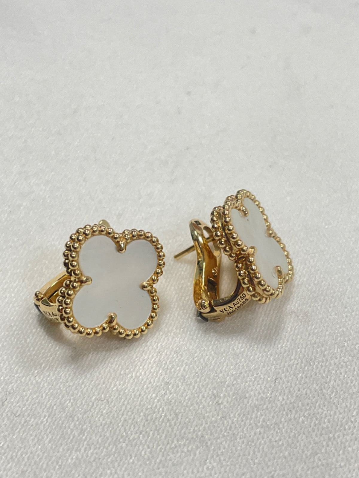 18K Yellow Gold Clove Earring with Mother Of Pearl