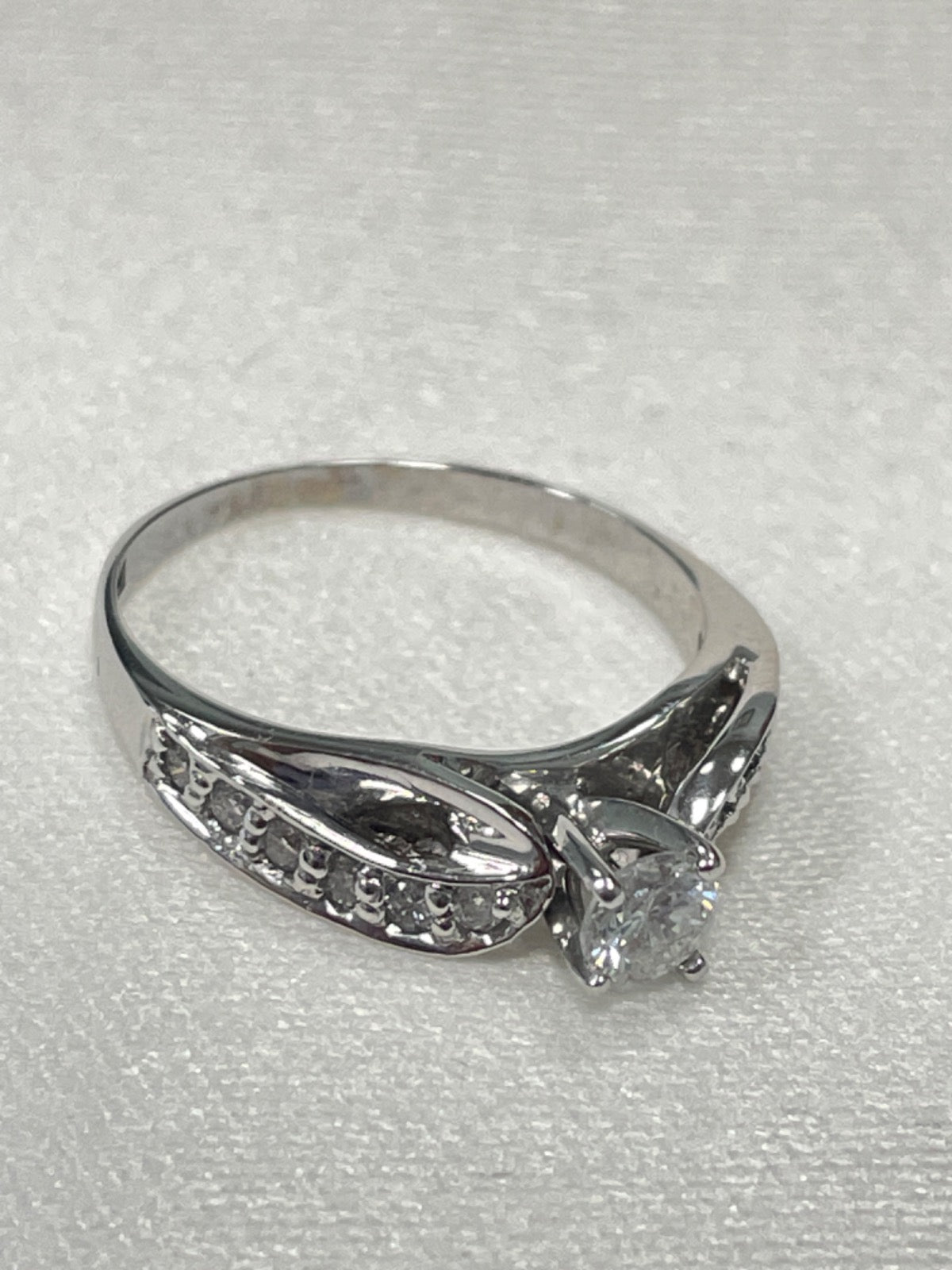 18K White Gold Engagement Ring with Diamond