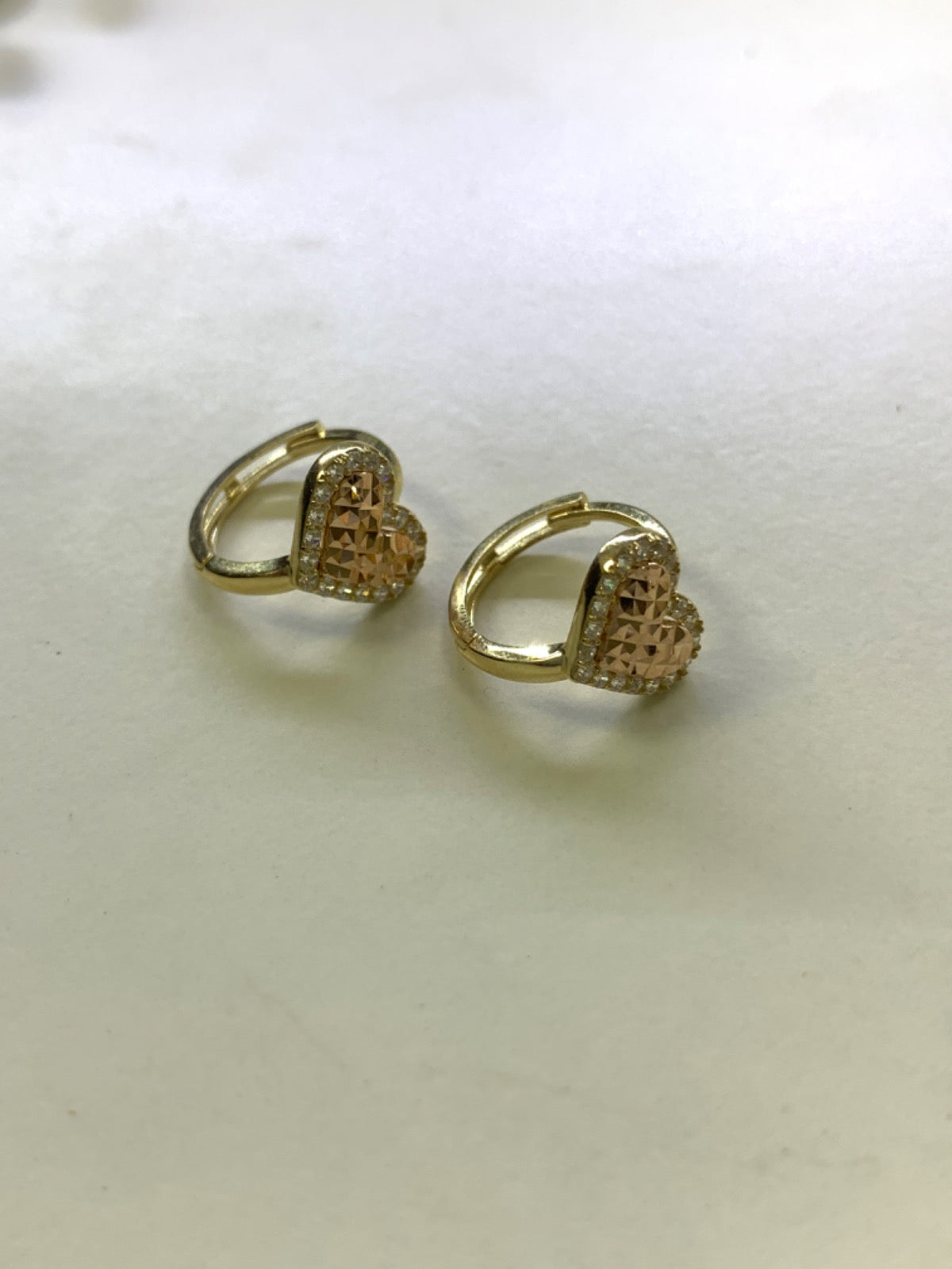 14k Brincho de coração de argola de ouro de dois tons