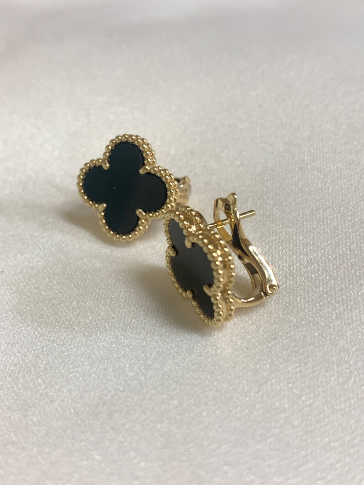 18K Yellow Gold Earring with Onyx