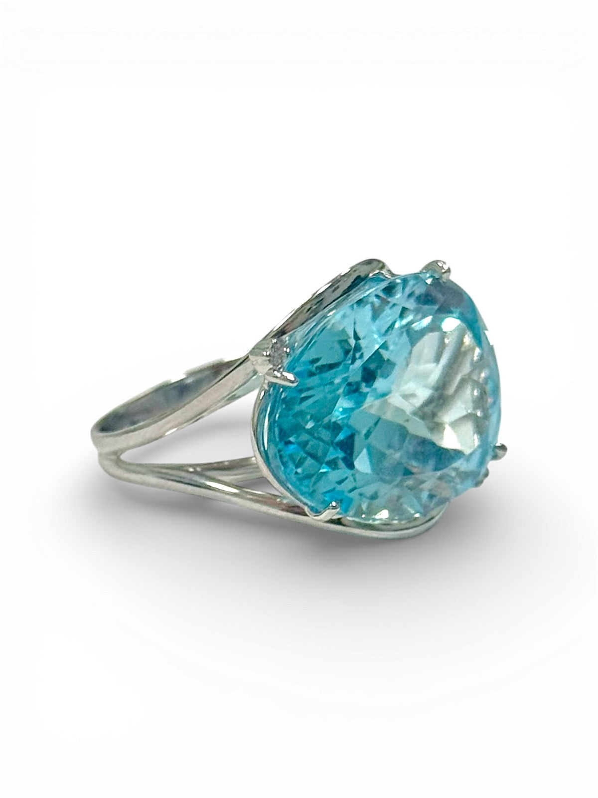18K White Gold Ring with Topaz and Diamond