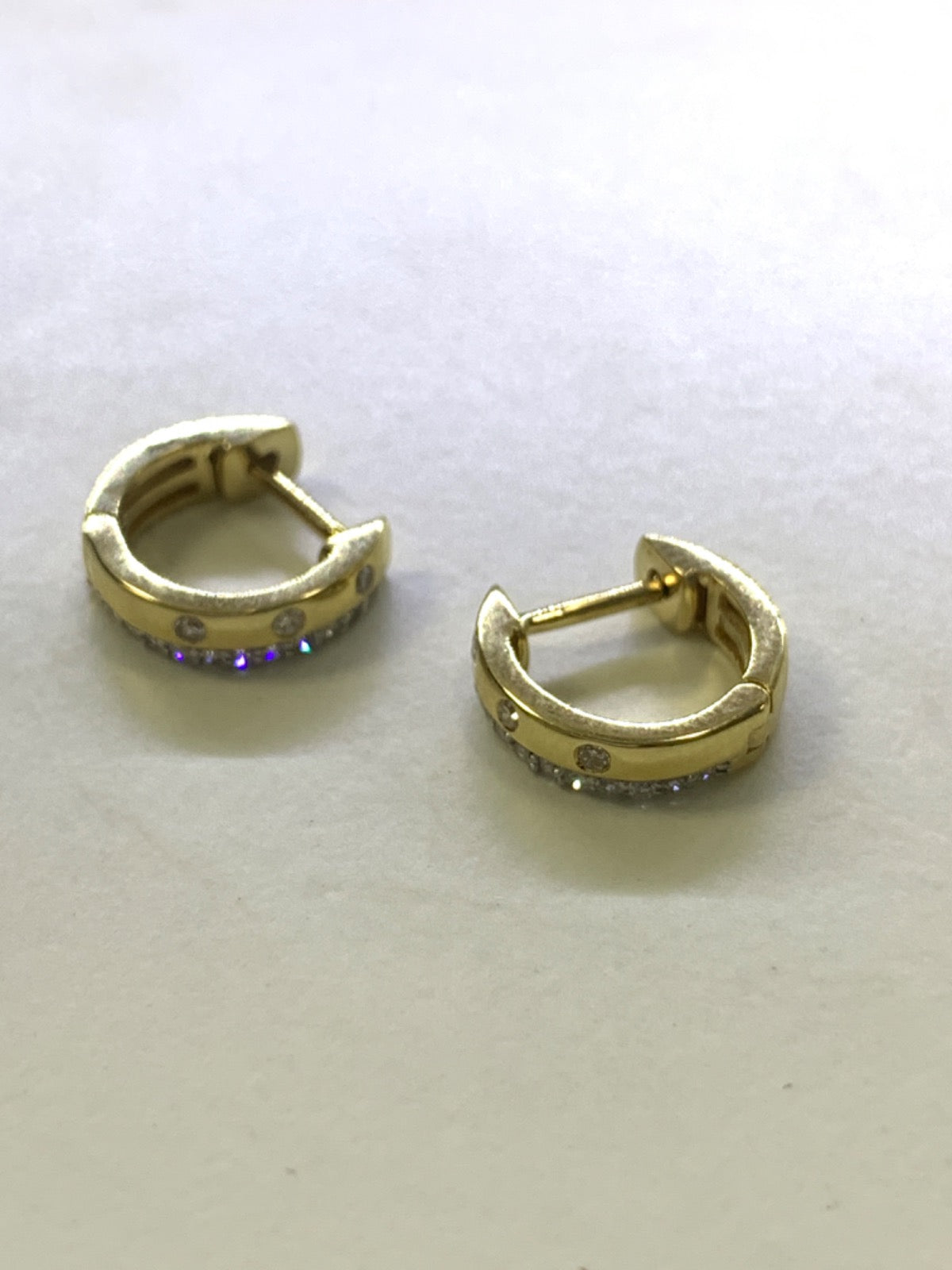 Brincho de argola de ouro amarelo de 14k com diamante
