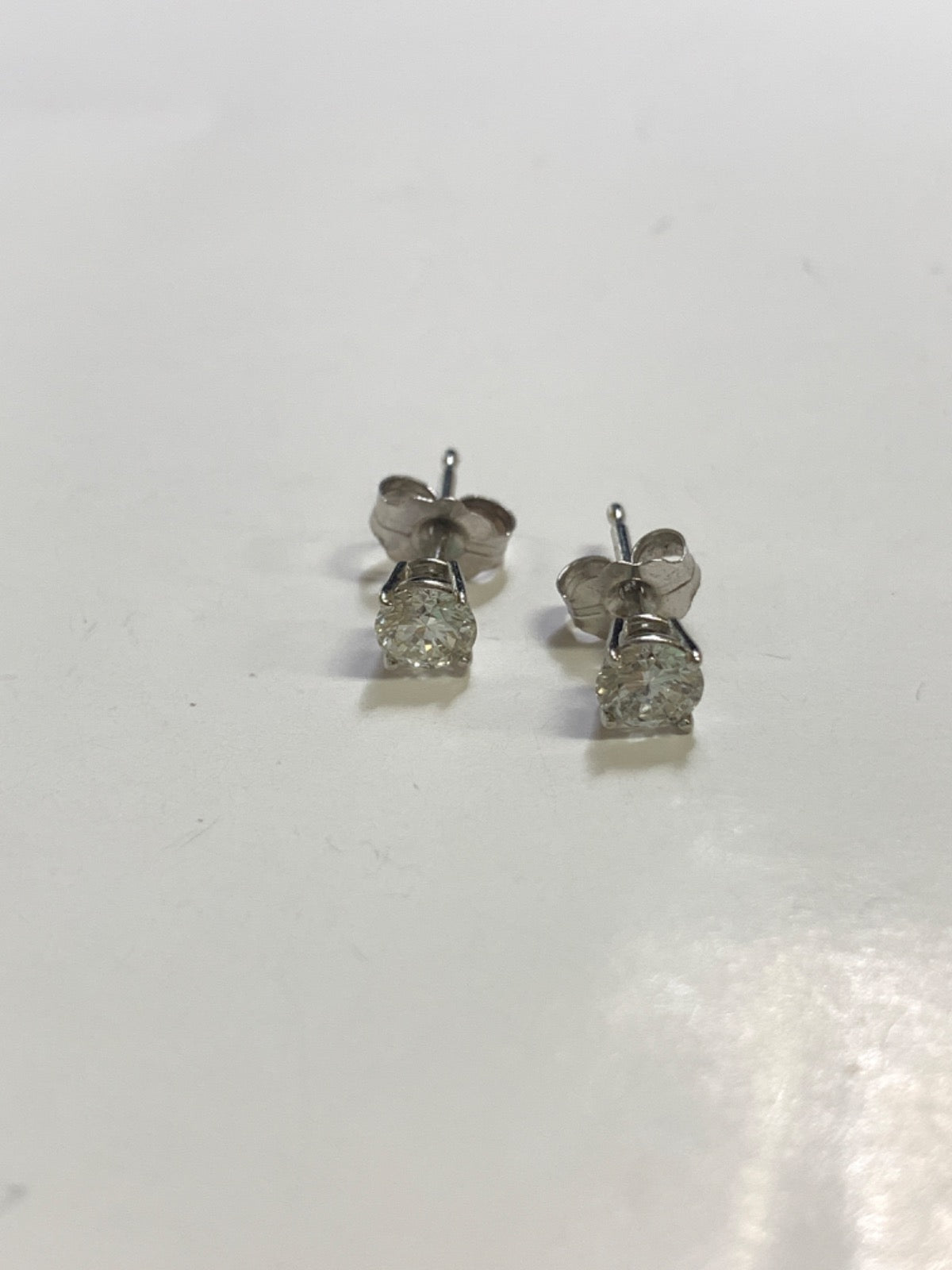 14K White Gold Earring with Diamond
