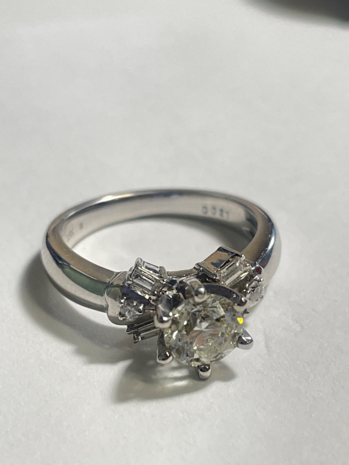 18K White Gold Engagement Ring with Diamond