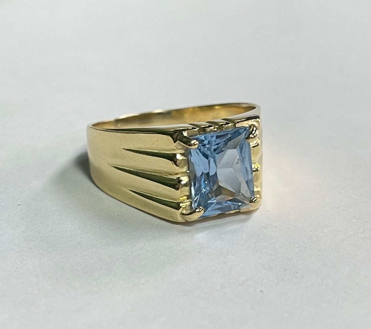18K Yellow Gold Men's Ring with Topaz