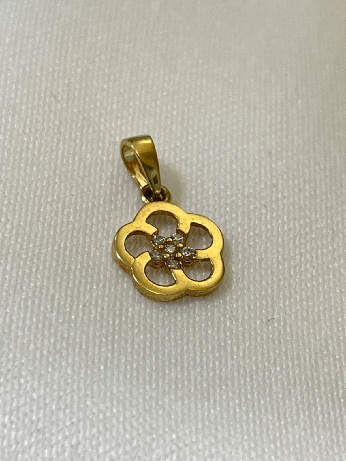 18K Yellow Gold Flower Pendant with CZ