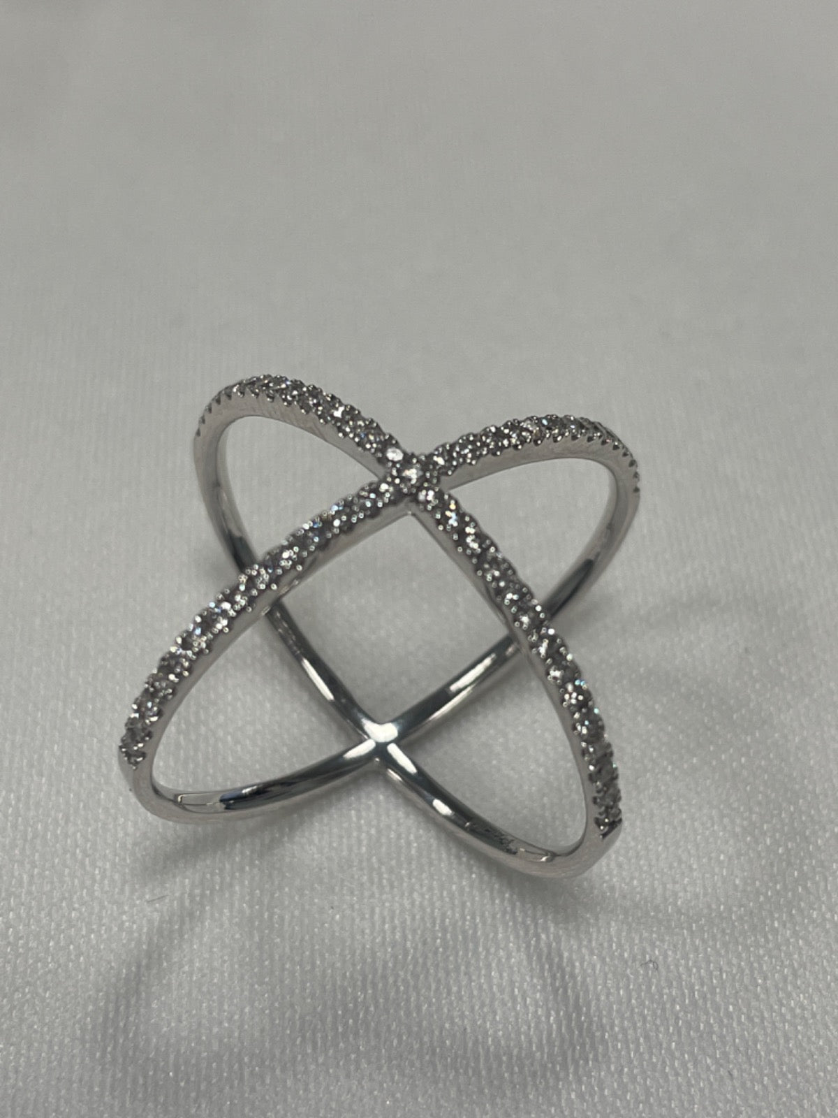 18K White Gold X Ring with Diamond