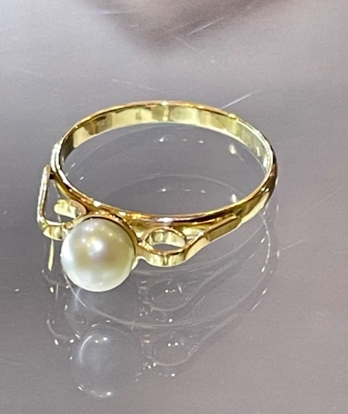 18K Yellow Gold Ring with Pearl