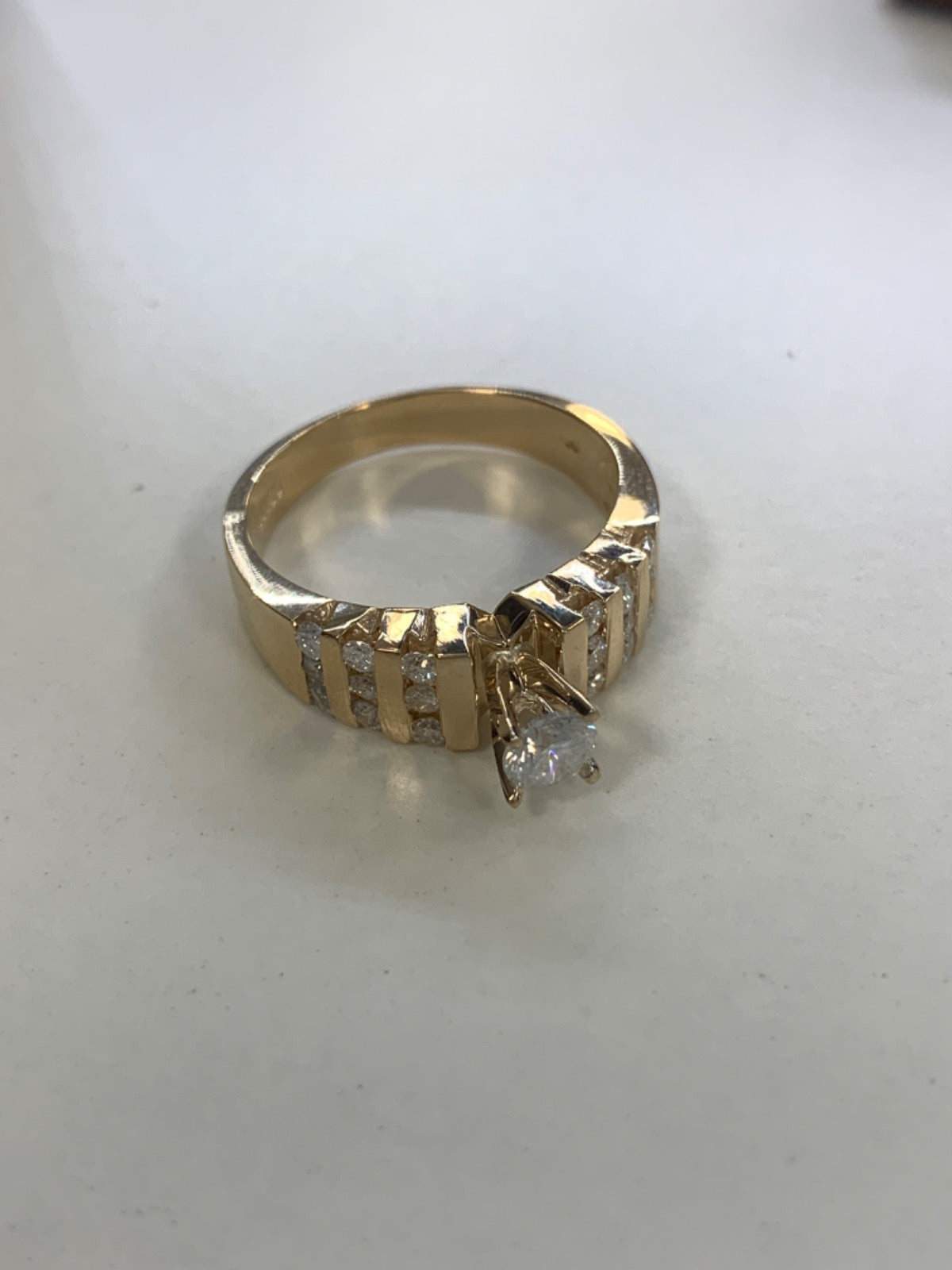 18K Yellow Gold Ring with Diamond