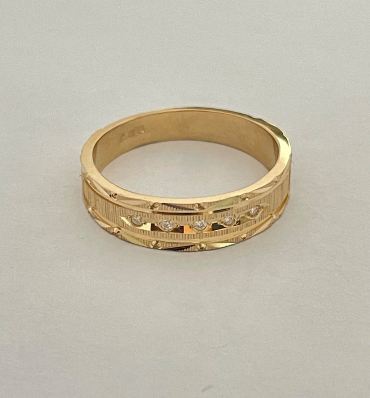 18K Yellow Gold Wedding Band with Diamond