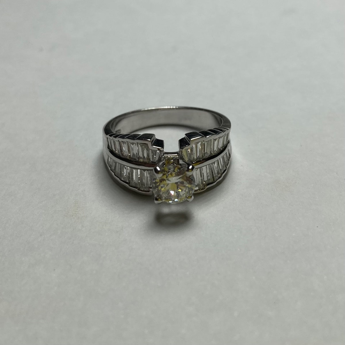18K White Gold Engagement Ring with Diamond