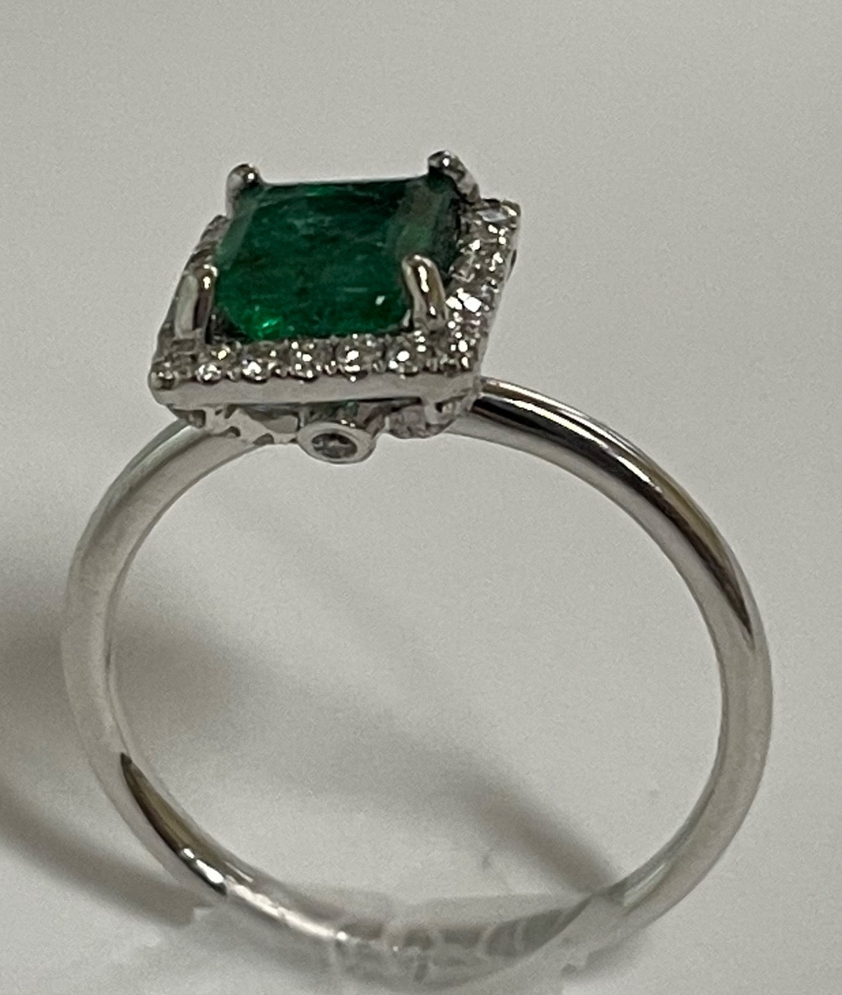 14K White Gold Ring with Diamond and Emerald