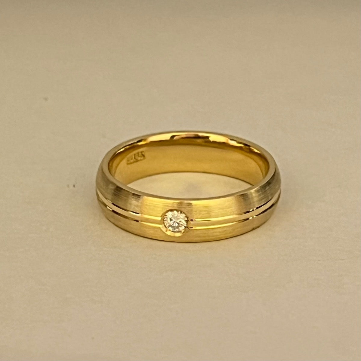 18K Yellow Gold Wedding Band with Diamond
