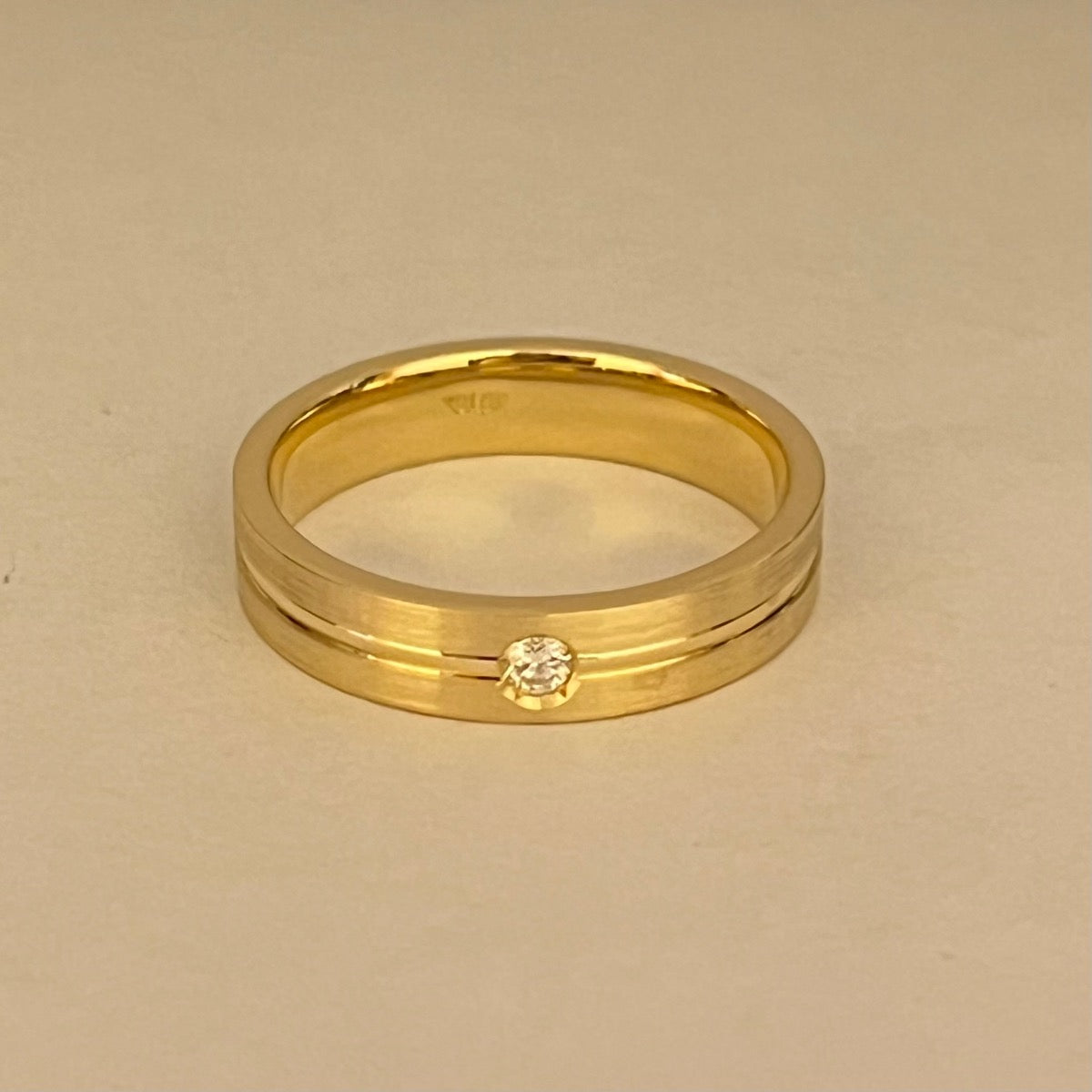 18K Yellow Gold Wedding Band with Diamond