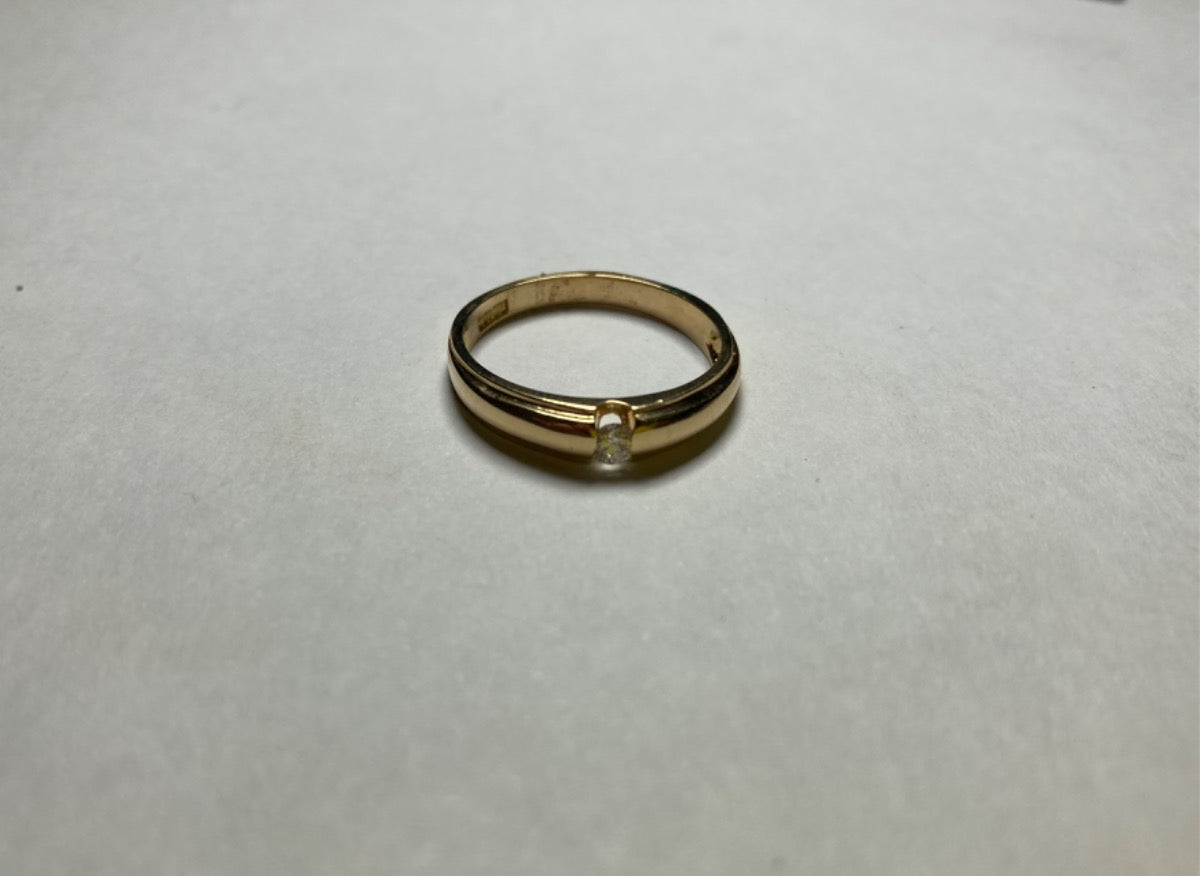 18K Yellow Gold Wedding Band with Diamond