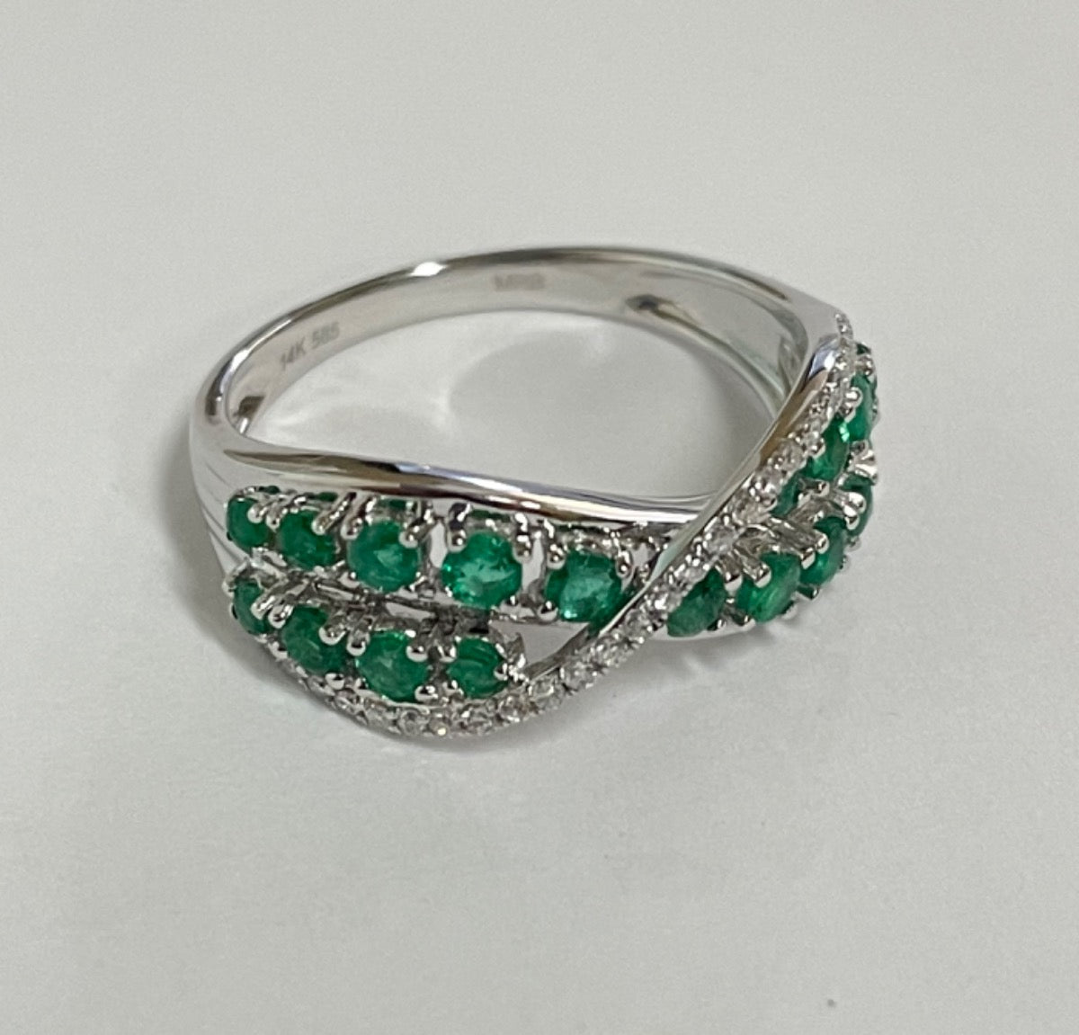 14K White Gold Ring with Diamond and Emerald