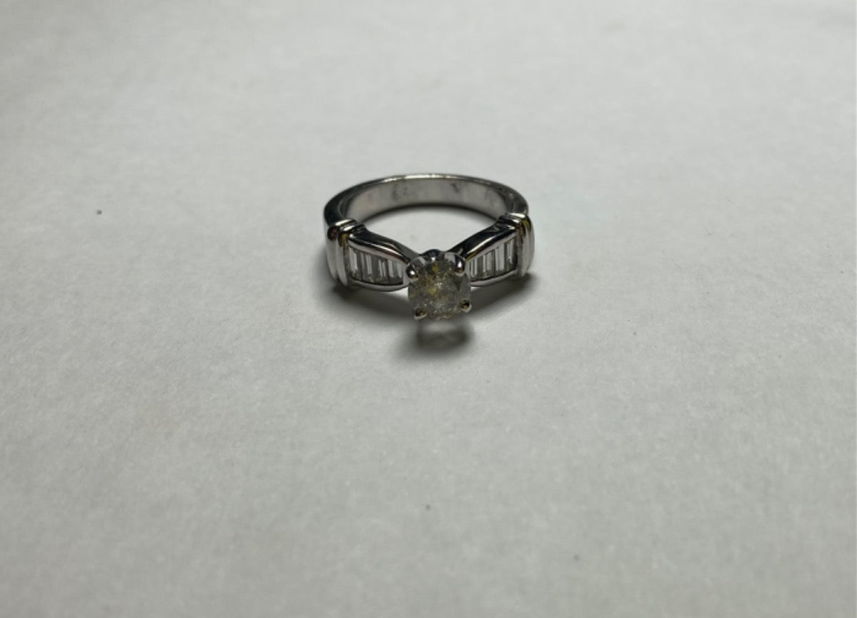 18K White Gold Engagement Ring with Diamond