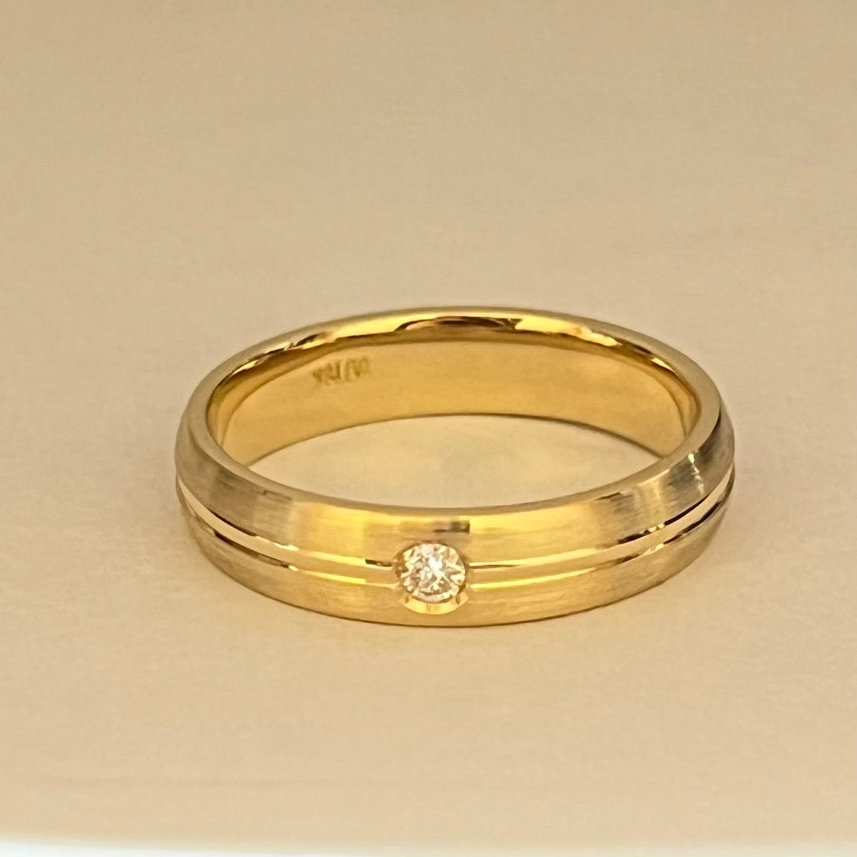 18K Yellow Gold Wedding Band with Diamond