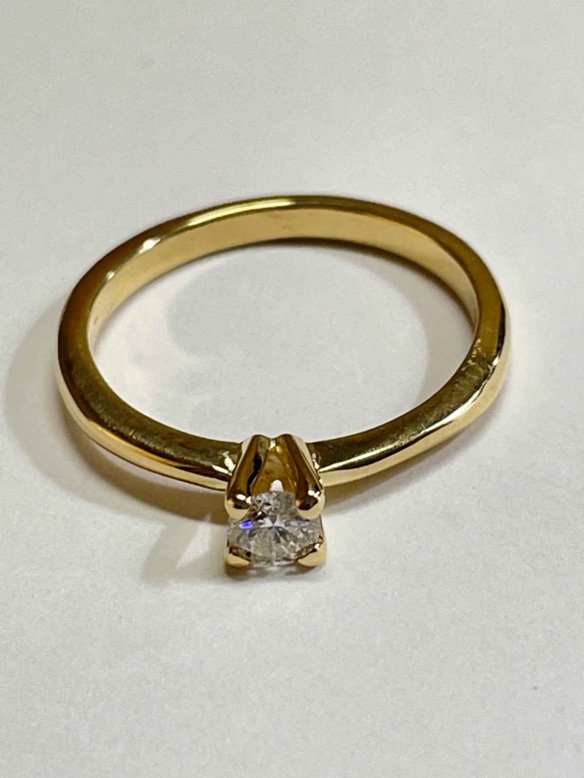 18K Yellow Gold Wedding Ring with Diamond