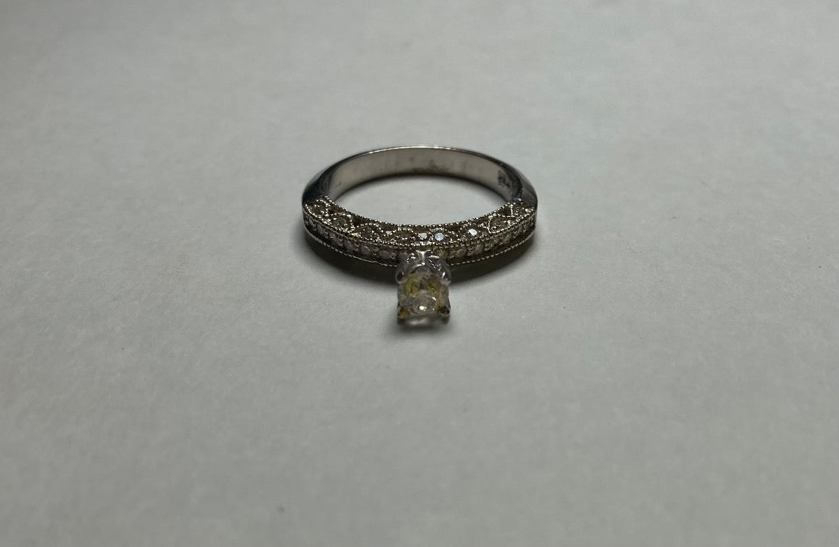 18K White Gold Engagement Ring with Diamond