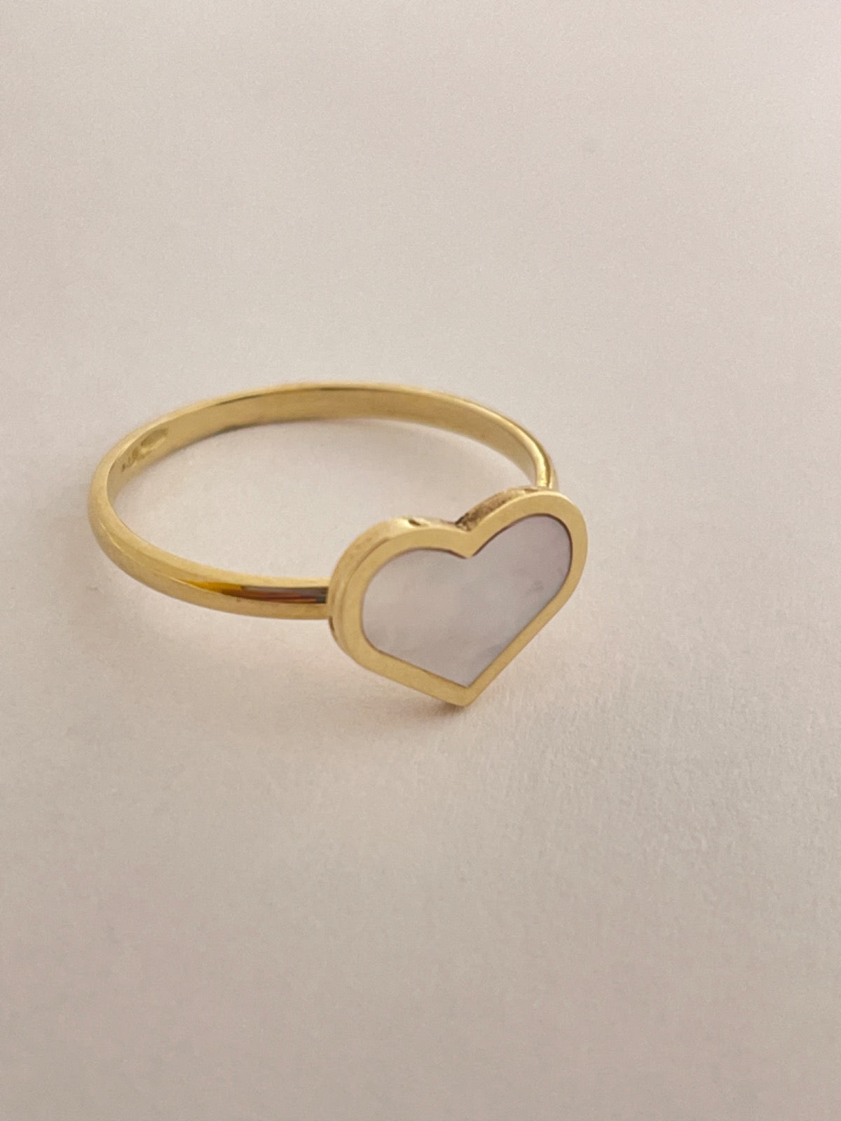 18K Yellow Gold Heart Ring with Mother Of Pearl