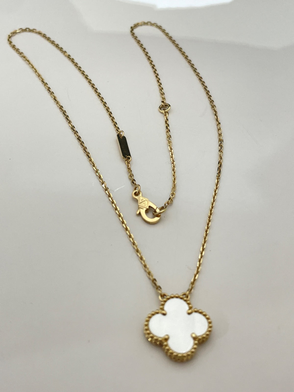 18K Yellow Gold Necklace with Mother Of Pearl