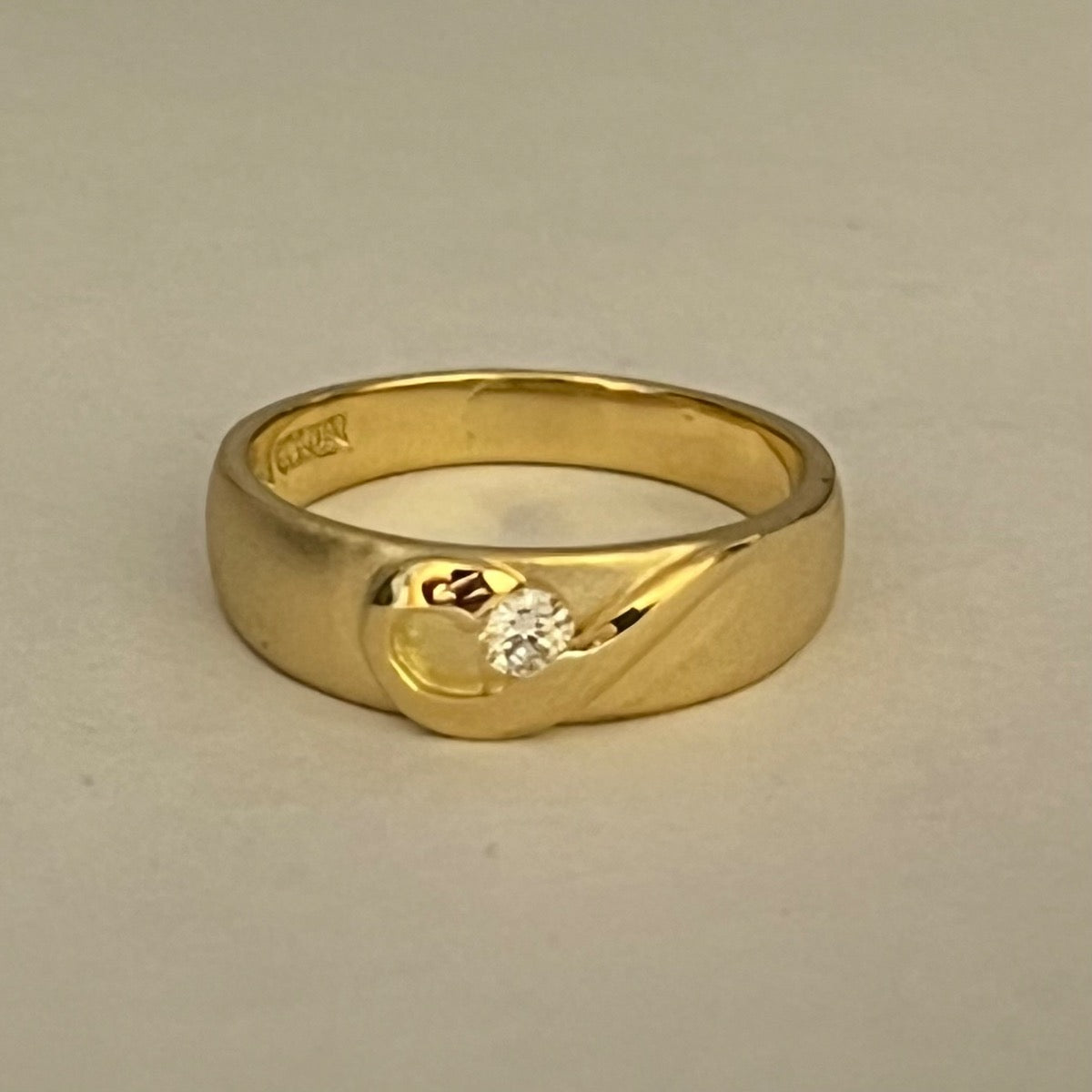 18K Yellow Gold Wedding Band with Diamond