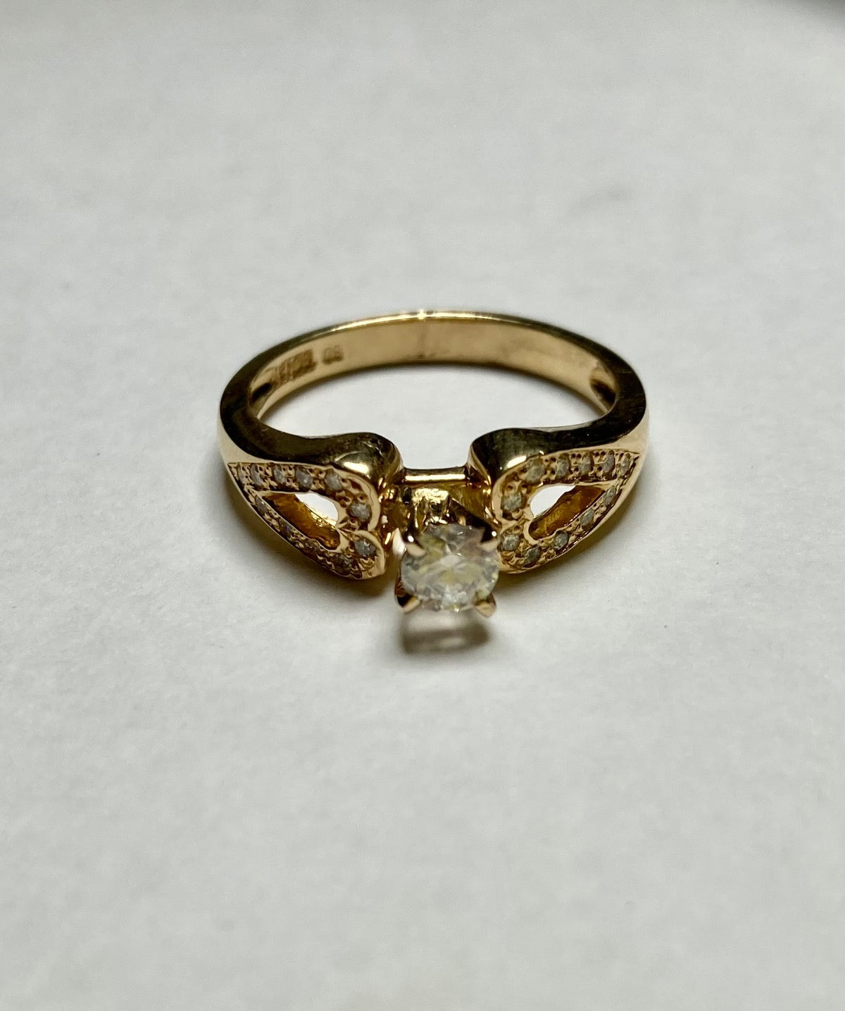 18K Yellow Gold Ring with Diamond