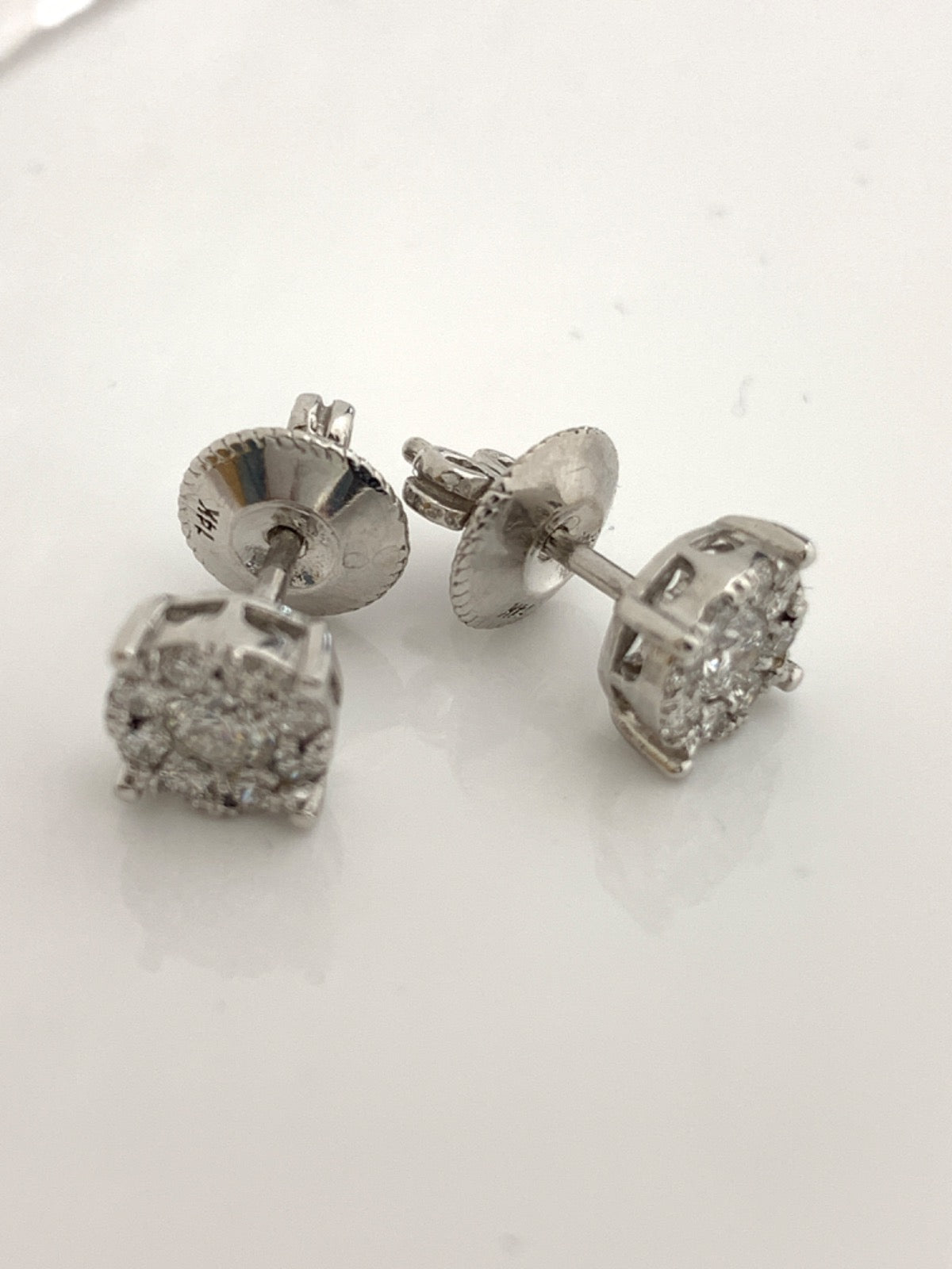 14K White Gold Studs Earring with Diamond