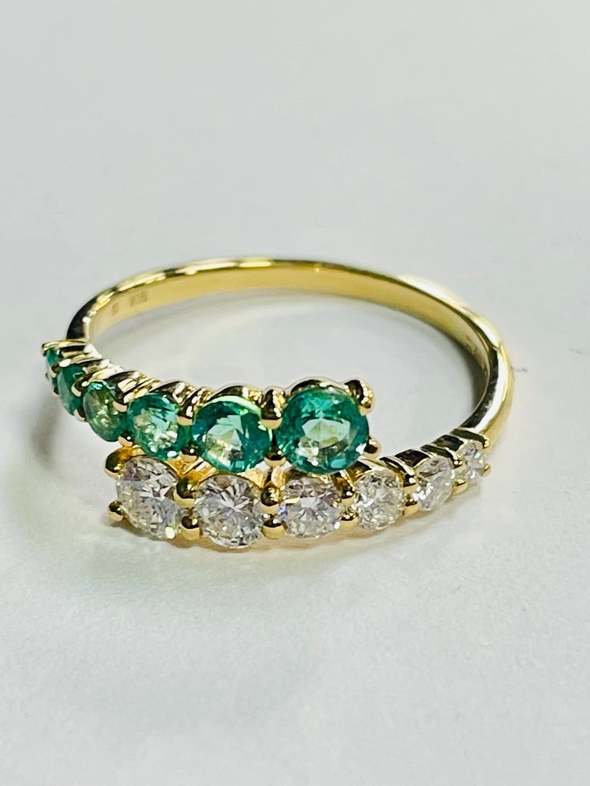 18K Yellow Gold  Ring with Diamond and Emerald