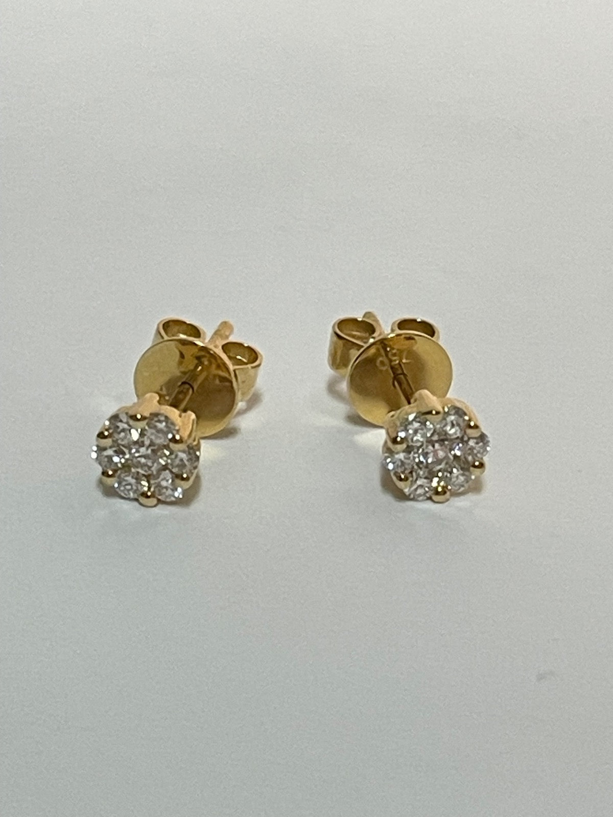 18K Yellow Gold  Earring with Diamond
