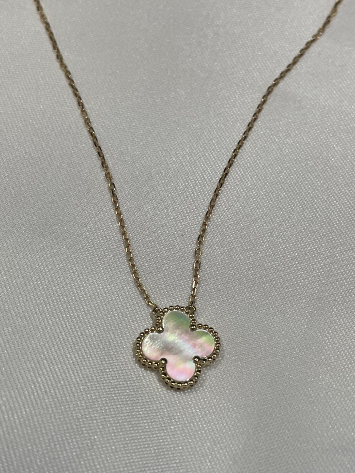 18K Yellow Gold Clover  Chain with Mother Of Pearl