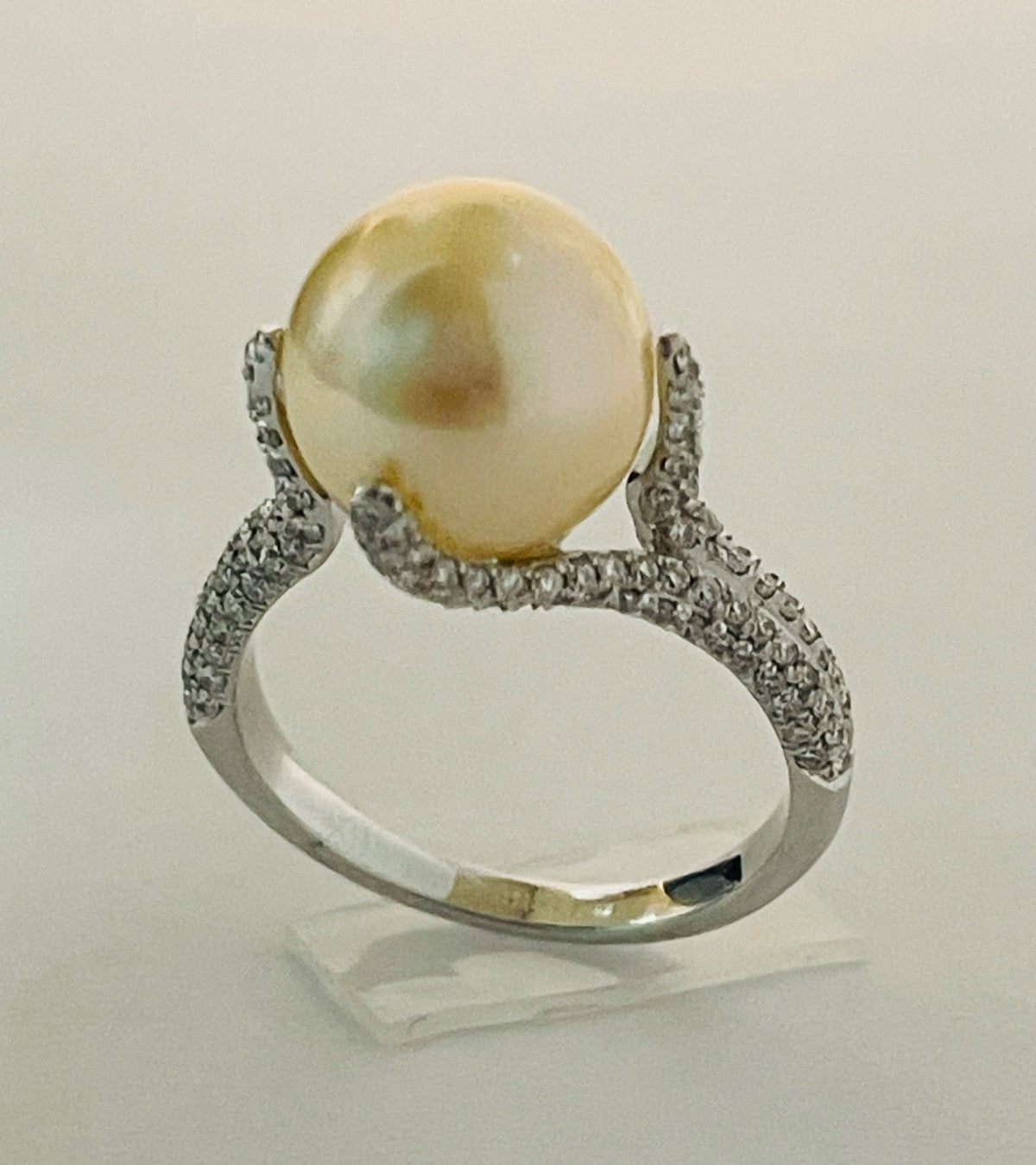 14K White Gold  Ring with Diamond and Pearl
