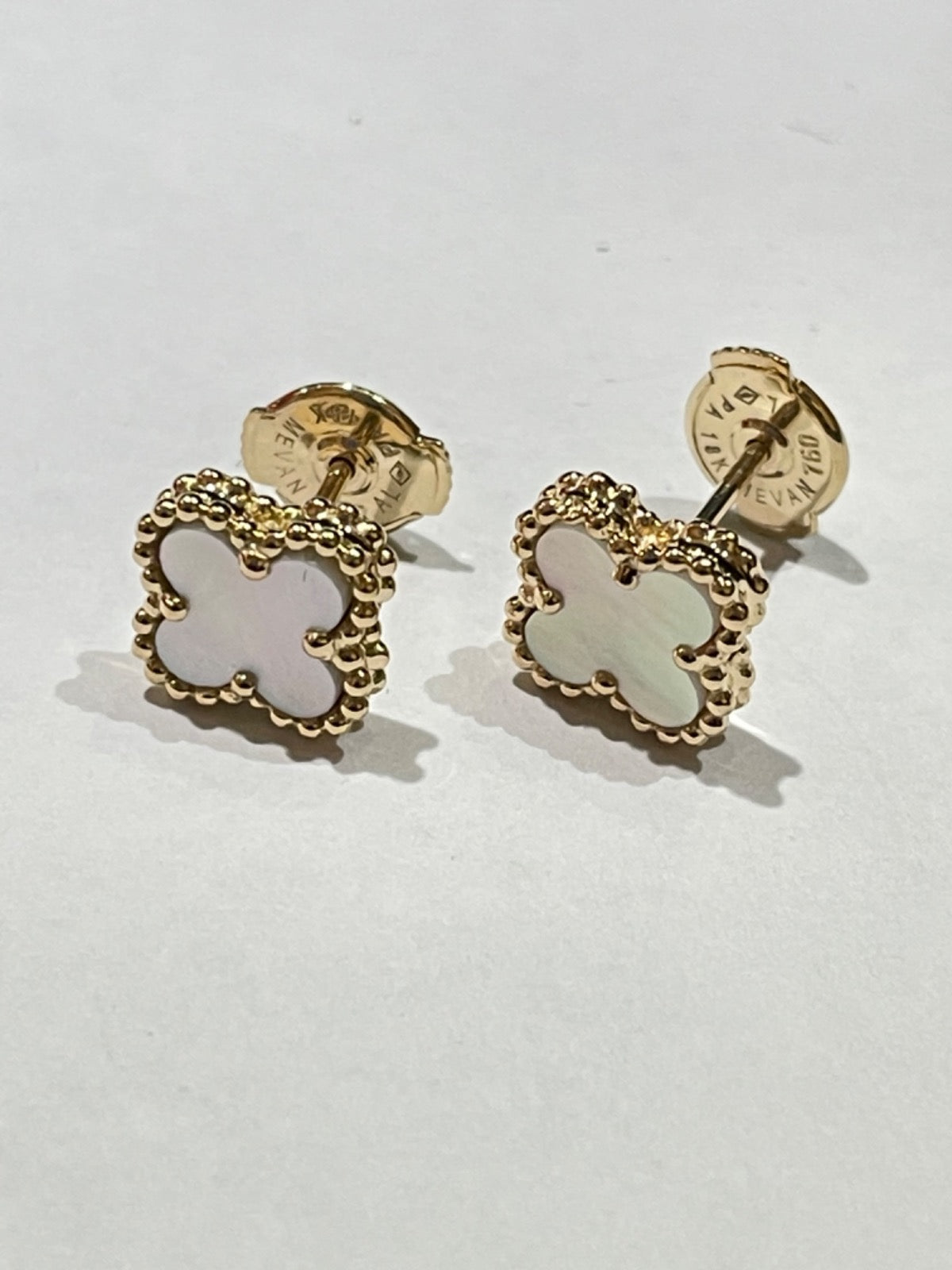 18K Yellow Gold  Earring with Mother Of Pearl