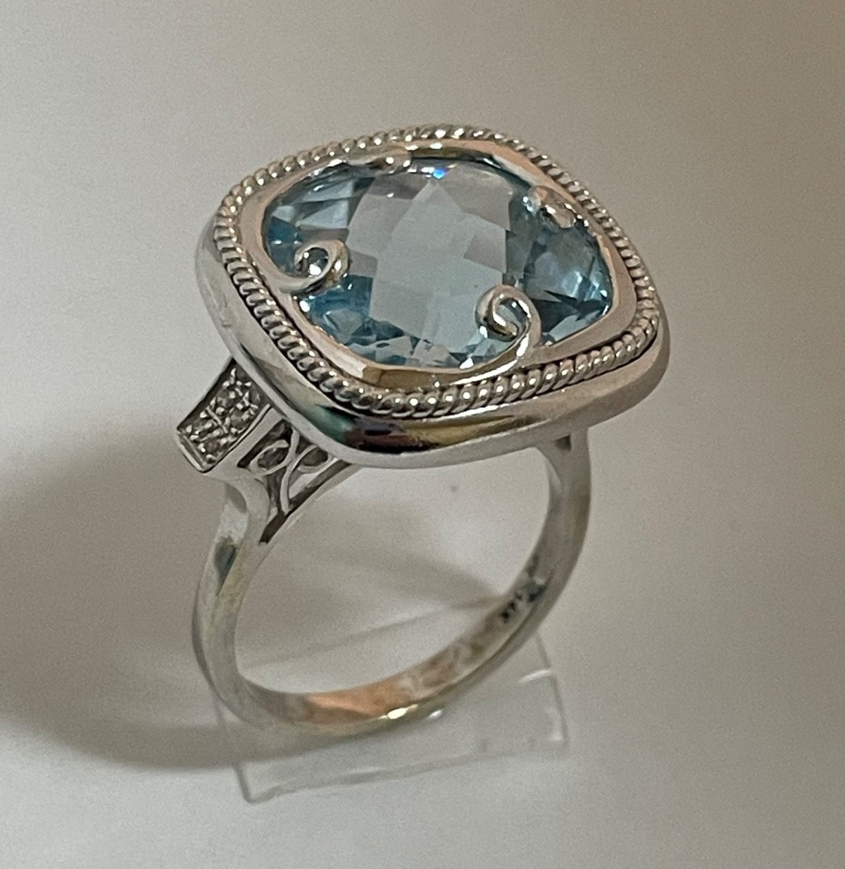 14K White Gold  Ring with Topaz and Diamond