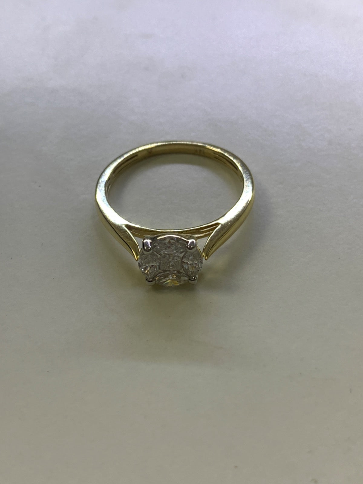 Anel de noivado de ouro amarelo de 14k com diamante