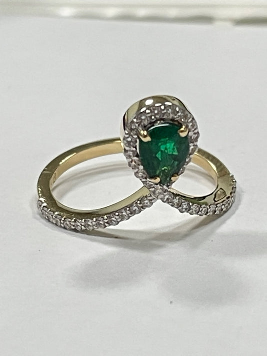 18K Yellow Gold Fancy Ring with Diamond and Emerald