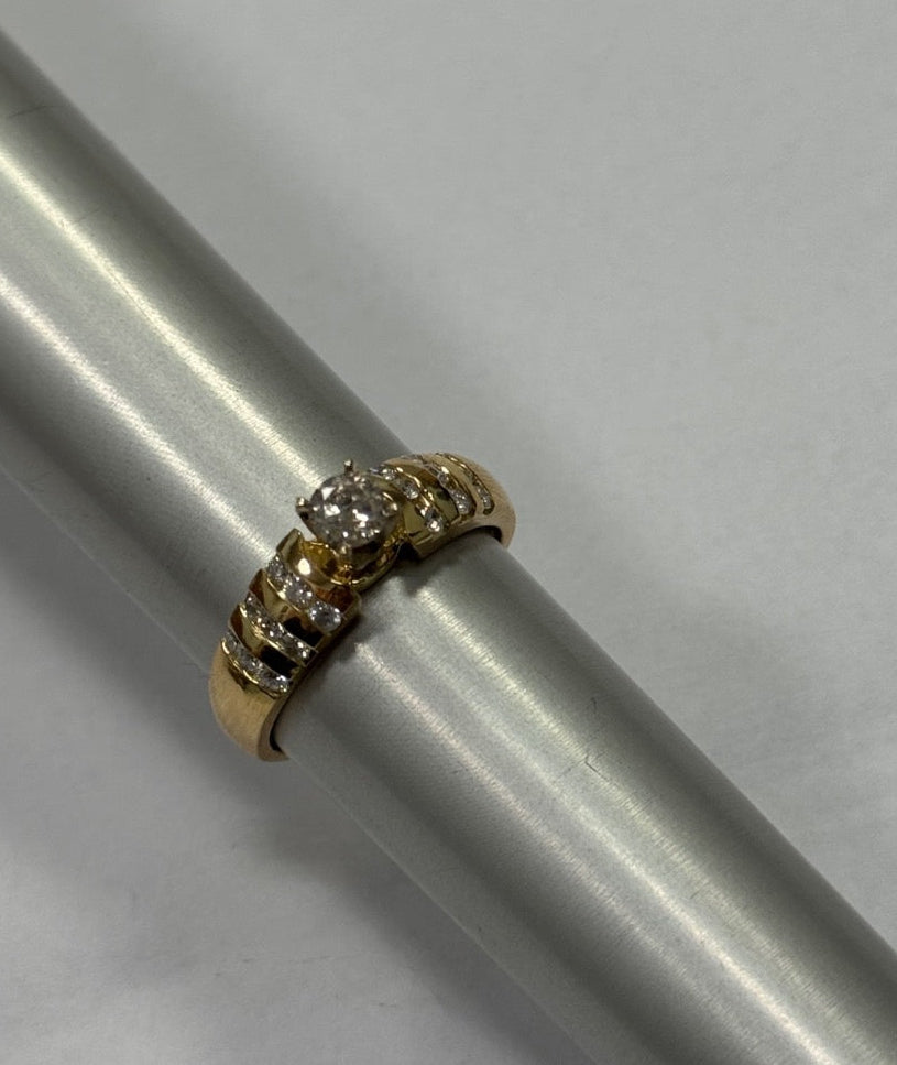 18K Yellow Gold  Engagement Ring with Diamond