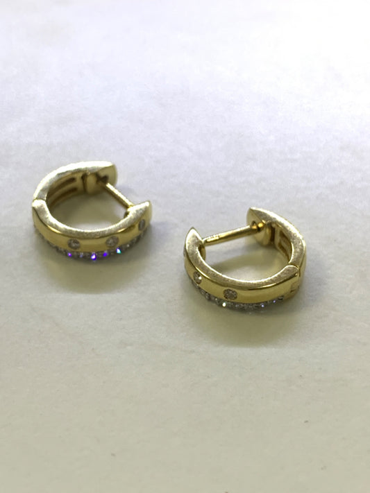 Brincho de argola de ouro amarelo de 14k com diamante