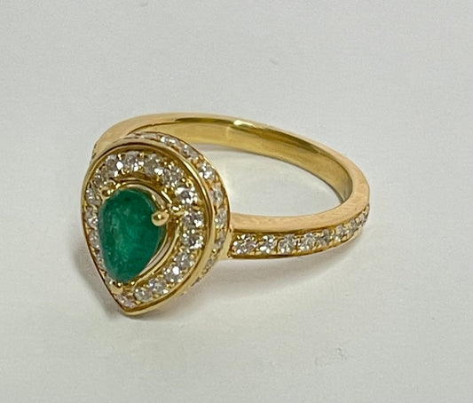 18K Yellow Gold  Ring with Diamond and Emerald