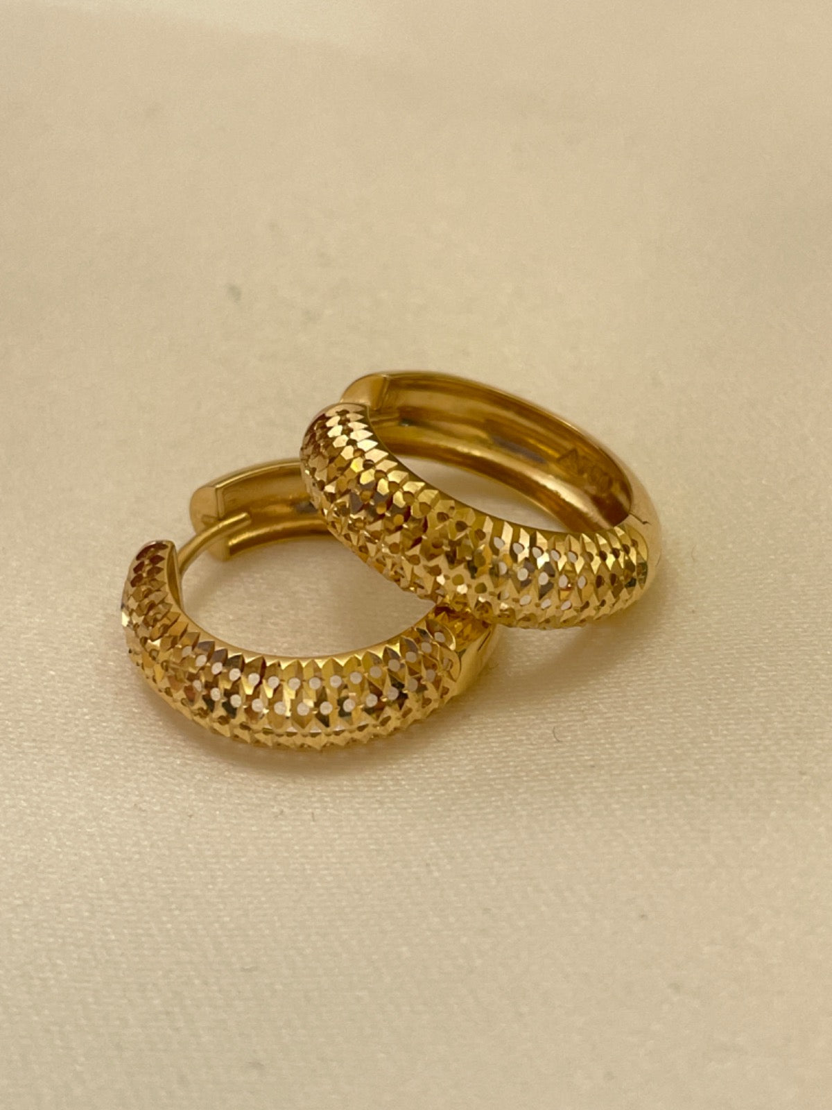 18K Yellow Gold Hoop Earring