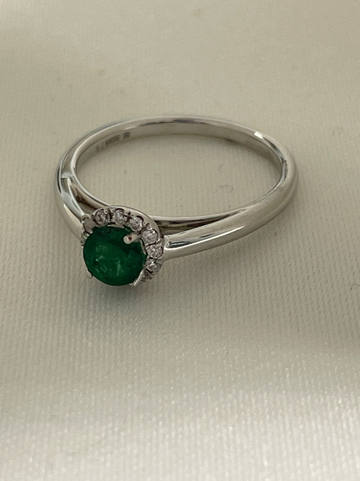 18K White Gold  Ring with Emerald and Diamond