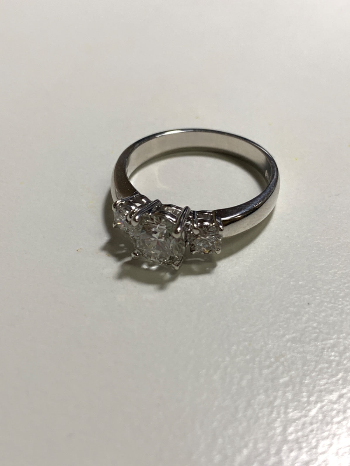 Anel de noivado de ouro branco de 14k com diamante de laboratório